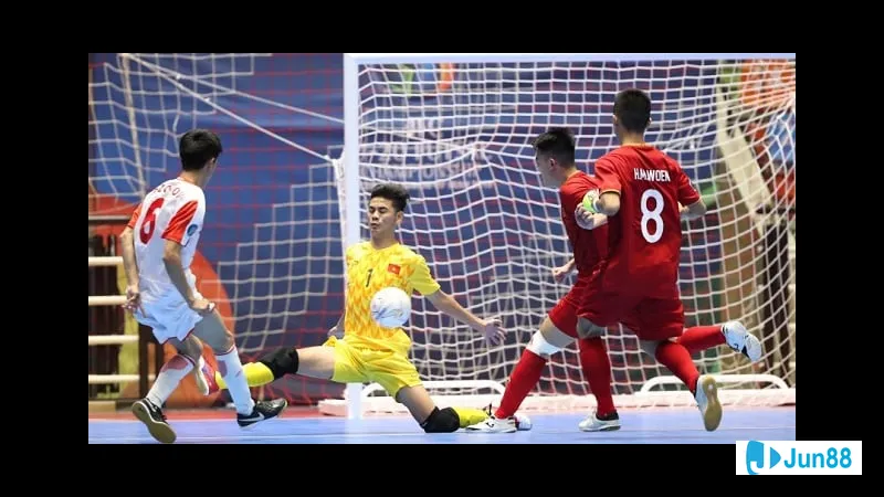 Thủ môn sẵn sàng phát bóng vào trận