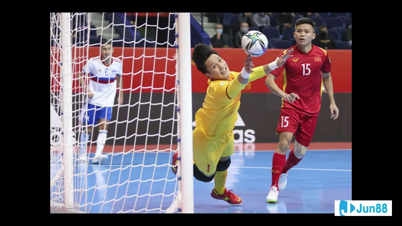 Người chơi phát bóng chết trong trận đấu