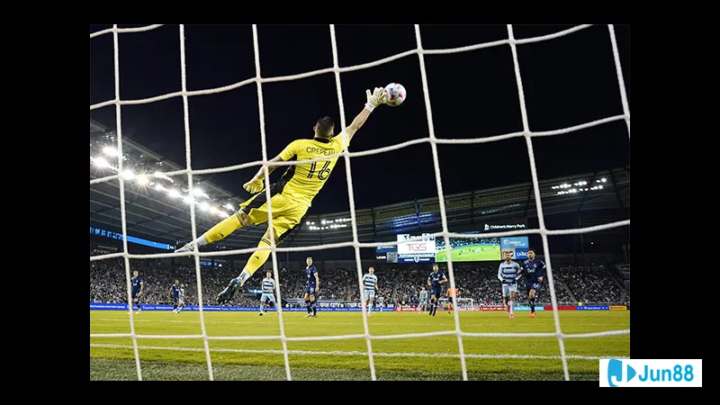 Thủ môn đang tập trung theo dõi bóng